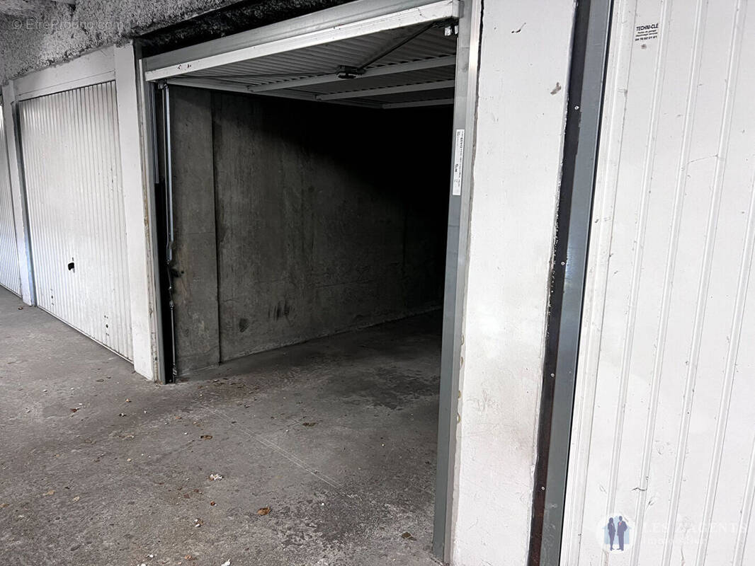 Parking à SAINT-MARTIN-D&#039;HERES