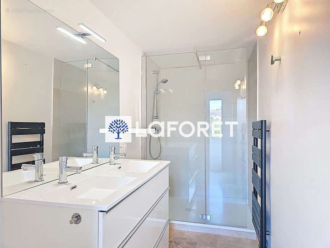 L'alternative idéale à un appartement : une maison de charme au coeur de Crespières. - photo 7