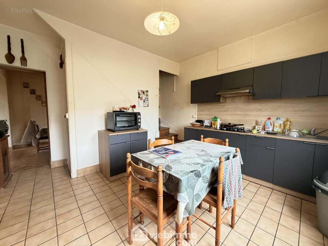 Vous pouvez y prendre vos repas et ... - Maison à LAON