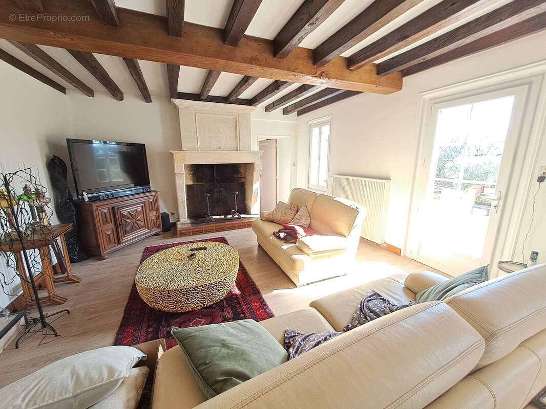 Propriété de caractère avec dépendances et un terrain constructible - photo 8