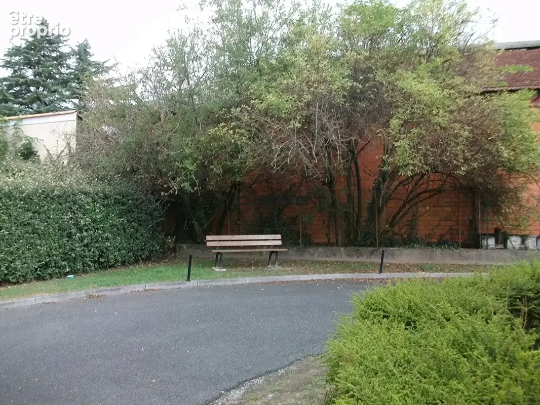 COUTRAS. Studio 28 m2 avec un parking privatif. - photo 2