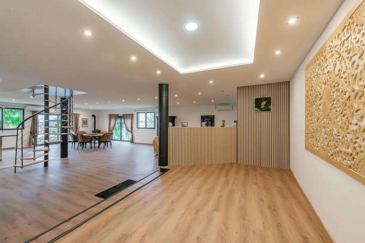 Maison entièrement rénovée - 320m saint-Cyr-sur-Morin - photo 2