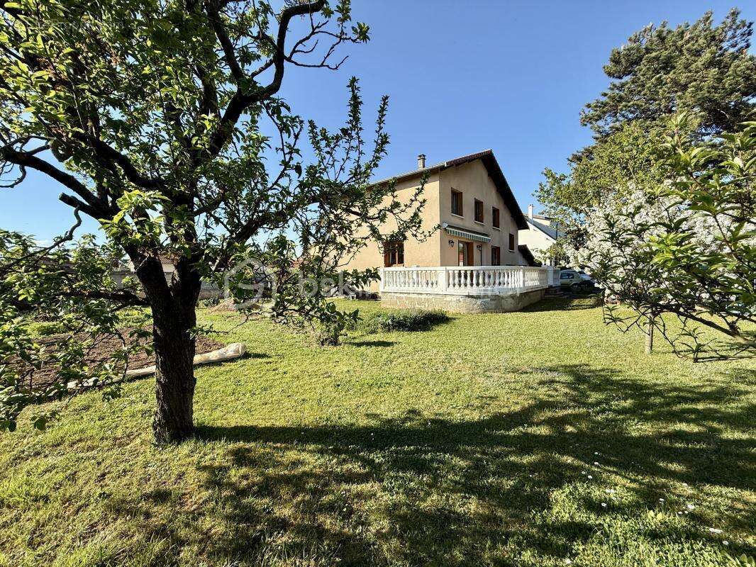 CHASSIEU CENTRE - Maison familiale au calme et sans vis-à-vis avec un beau terrain - photo 10
