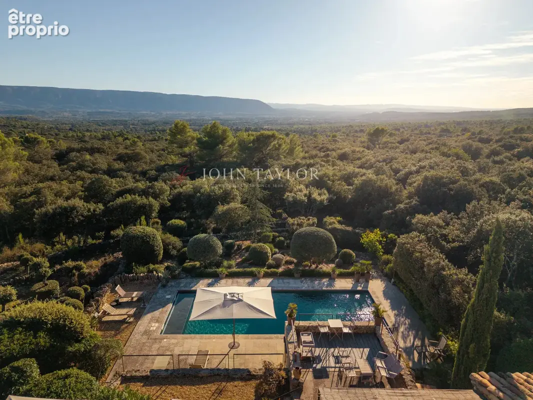 Superbe propriété en pierre avec piscine et vue panoramique sur le Luberon à Gordes, Provence. - photo 2