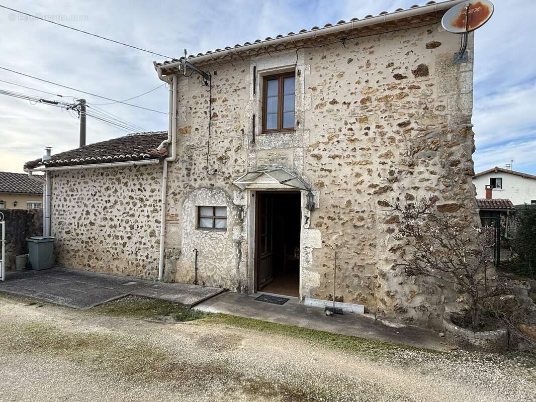 Maison à SAINT-ADJUTORY