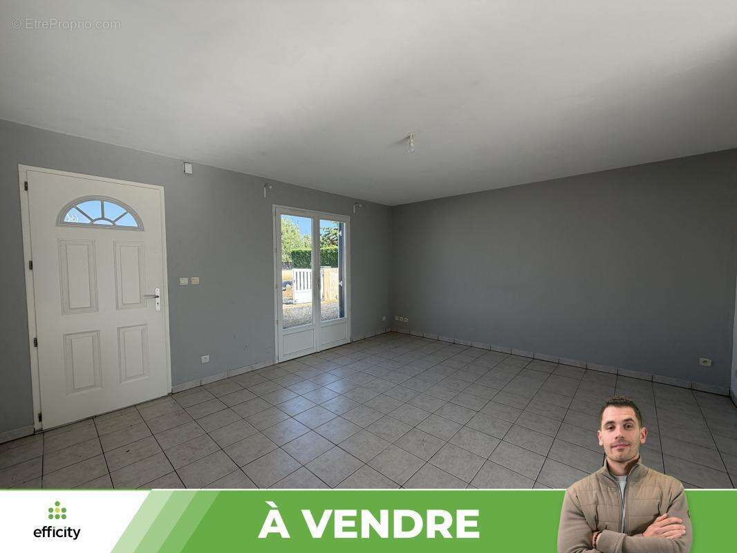 Maison 104 m² à Lussac-Les-Chateaux  - photo 9