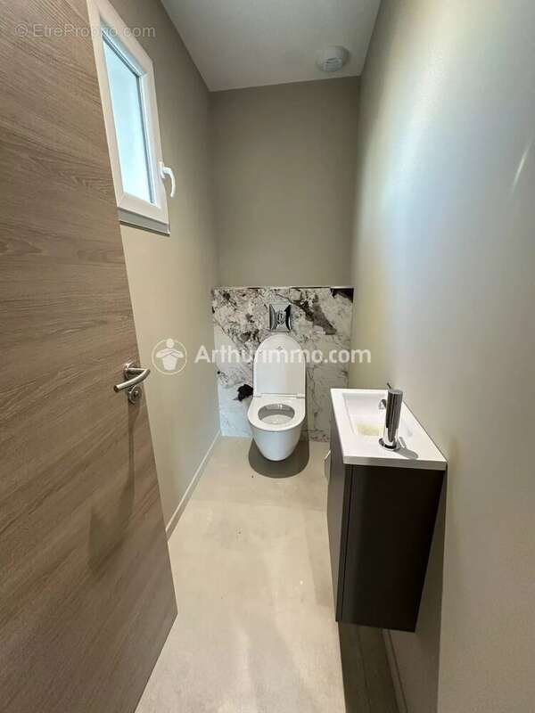 Maison à LEGUILLAC-DE-L'AUCHE