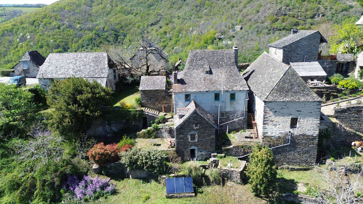 Maison à LACROIX-BARREZ