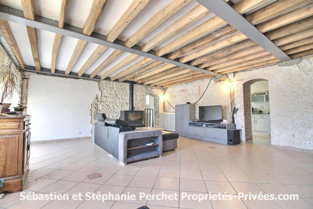 longère de charme en cours de rénovation -157 m² - 6 chambres -Terrain de 1 388 m² - Grand garage de 60 m² - Environnement calme - photo 3
