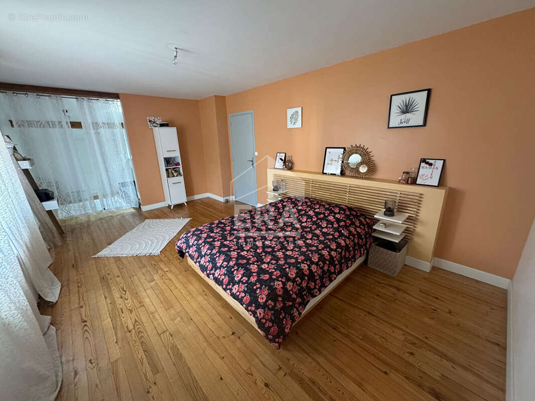 Maison à SAINT-MEDARD-DE-GUIZIERES