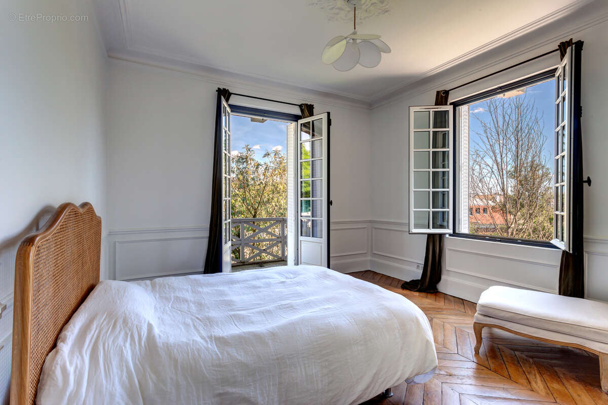 Elégante meulière de 12 pièces sur un terrain de 492 m² - photo 8