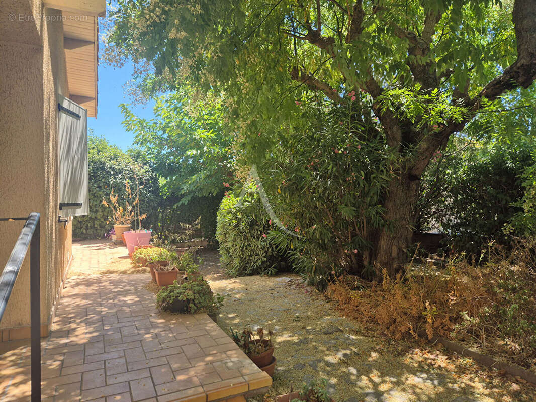 Maison plain-pied  avec 1000 m² de terrain POUSSAN - photo 2