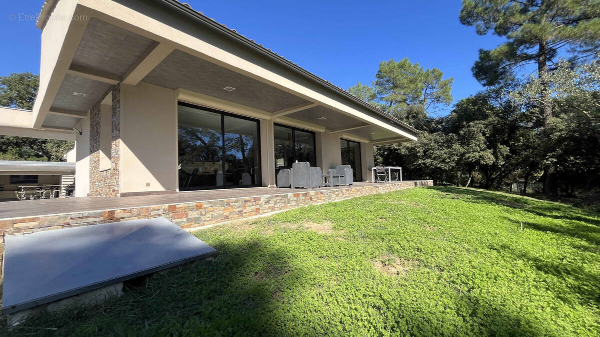 Maison à SAINT-MARCEL-DE-CAREIRET