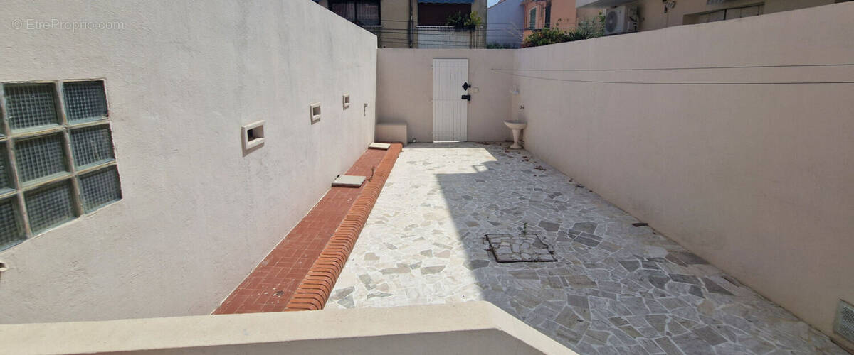 Appartement La Seyne Sur Mer 5 pièce(s), cour 30m2 et terrasse. - photo 1