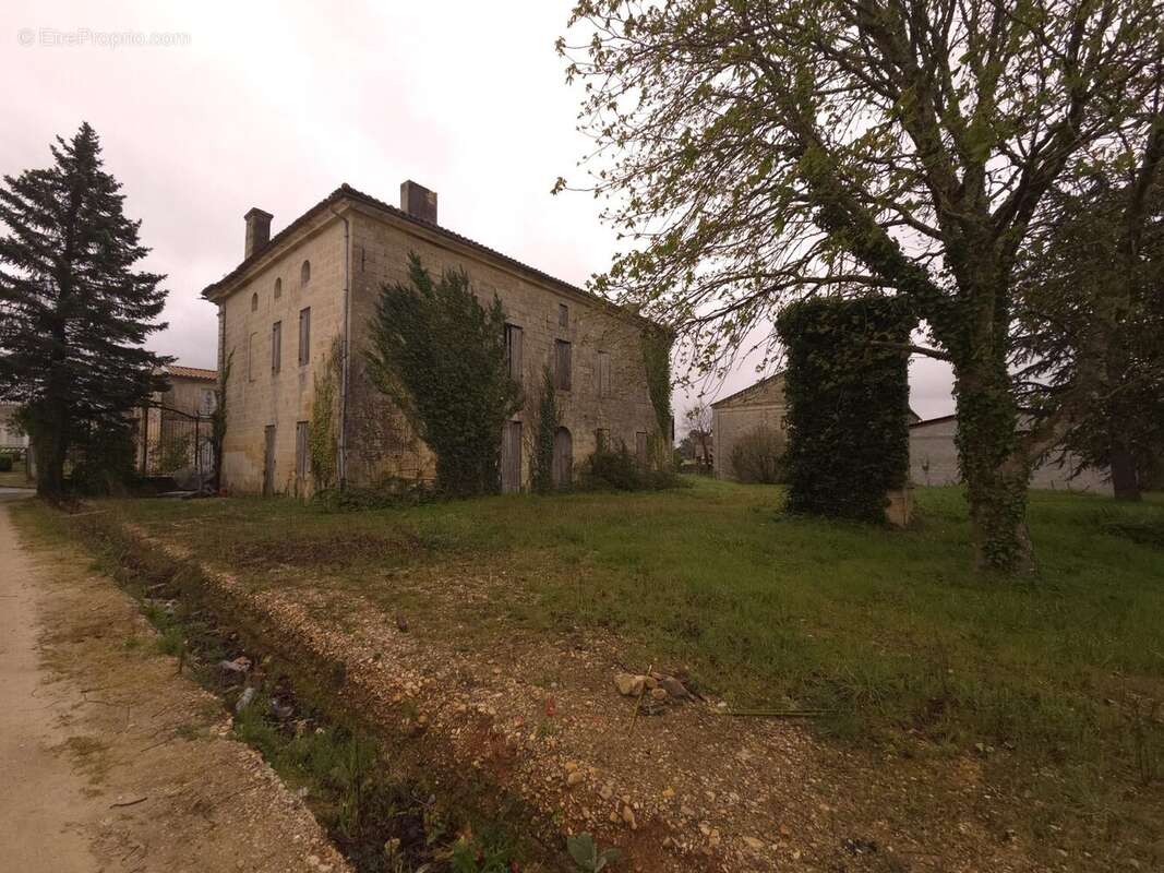Maison à SAINT-PHILIPPE-D'AIGUILLE