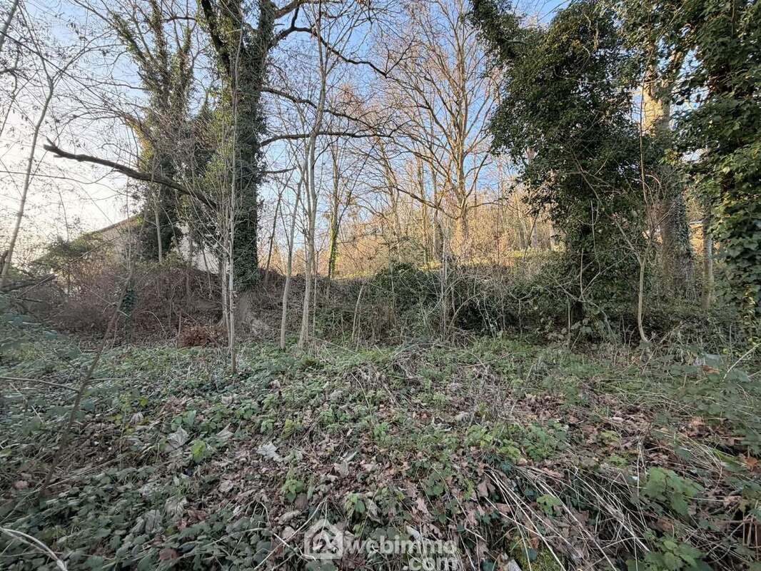 Découvrez ce terrain à bâtir de 2 698 m² offrant un superbe volume pour donner vie à tous vos projets - Terrain à LAON