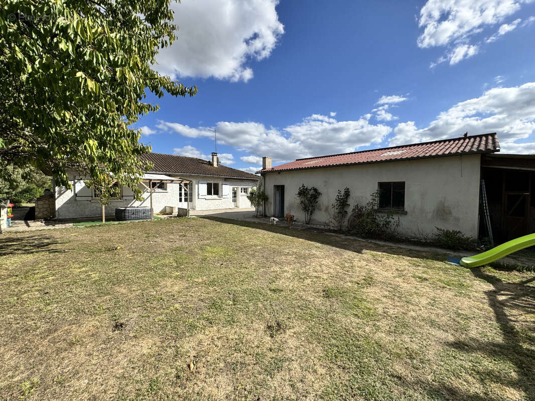 Maison à BARBEZIEUX-SAINT-HILAIRE