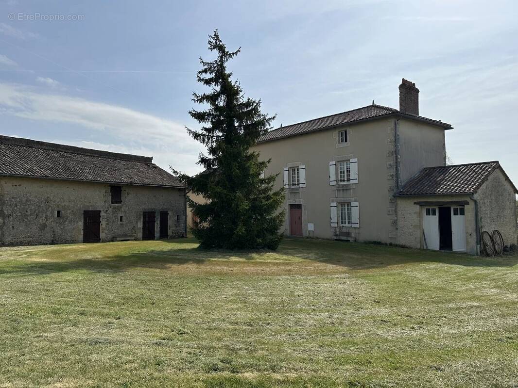 Maison à SOMMIERES-DU-CLAIN