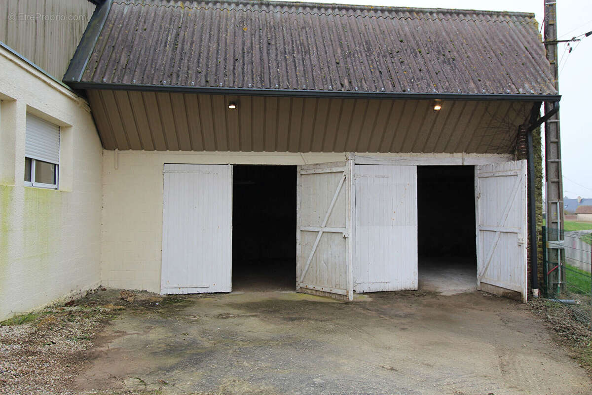 Commerce à TREMBLAY-LES-VILLAGES