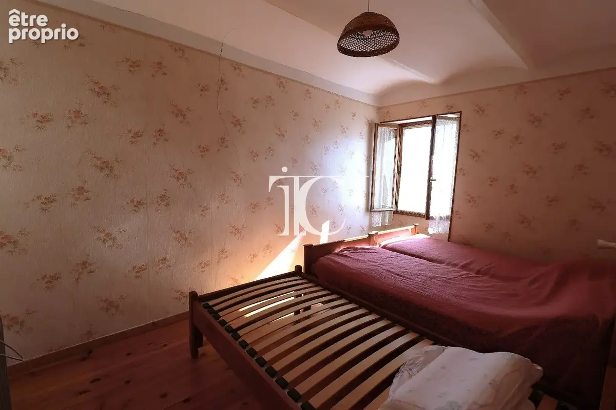 Maison ancienne sur 1490 m² de terrain clos avec 2 accès - photo 8