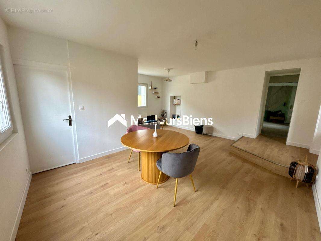 Maison à COSSE-LE-VIVIEN