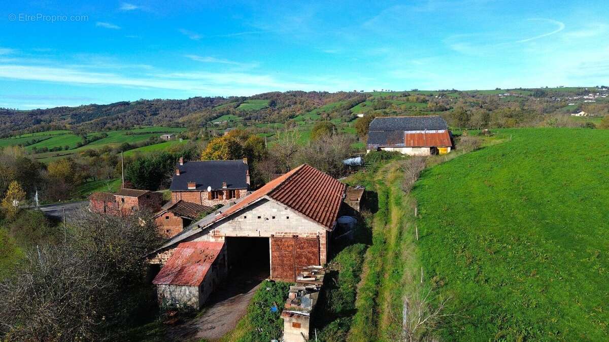Corps de ferme de caractère avec + de 25 hectares + plusieurs dépendances - photo 3