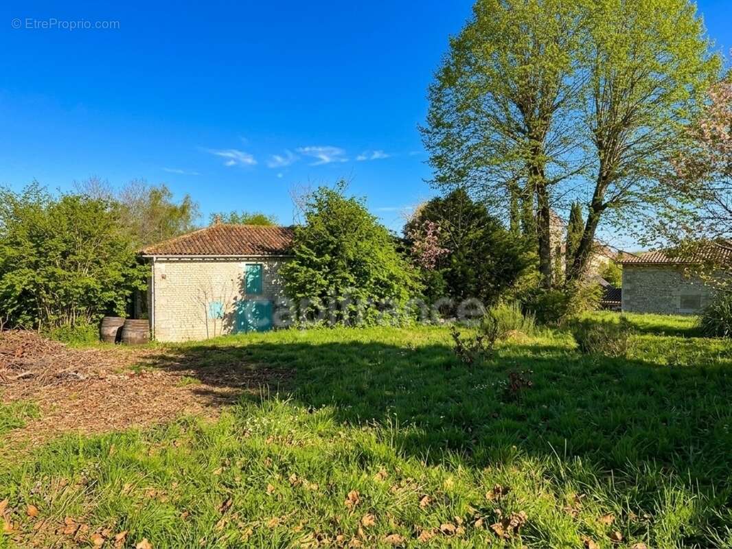 Certaines maisons séduisent par ce qu'elles sont, d'autres par tout ce qu'elles peuvent devenir - Vanzac (17) - photo 3