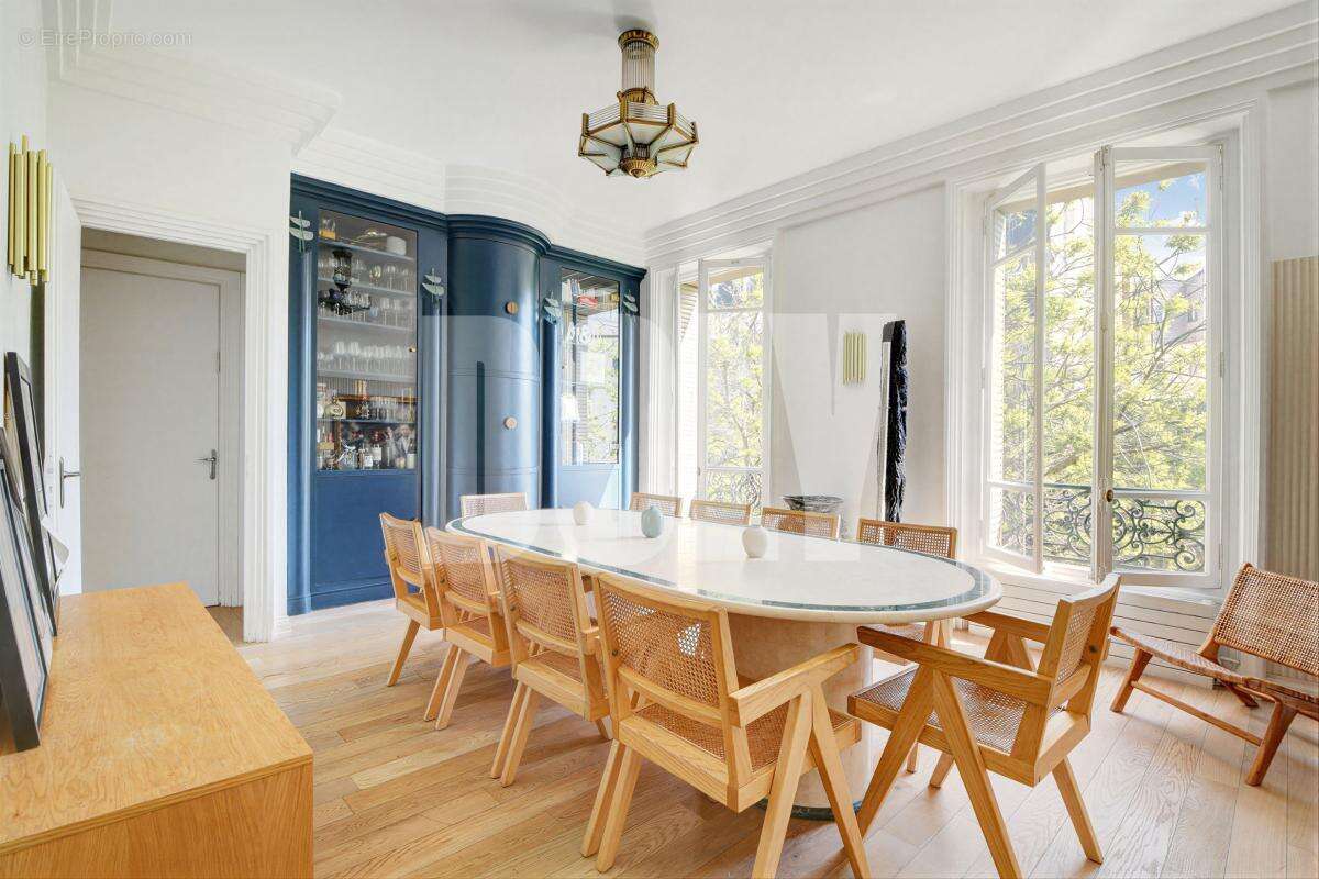 Appartement à PARIS-16E