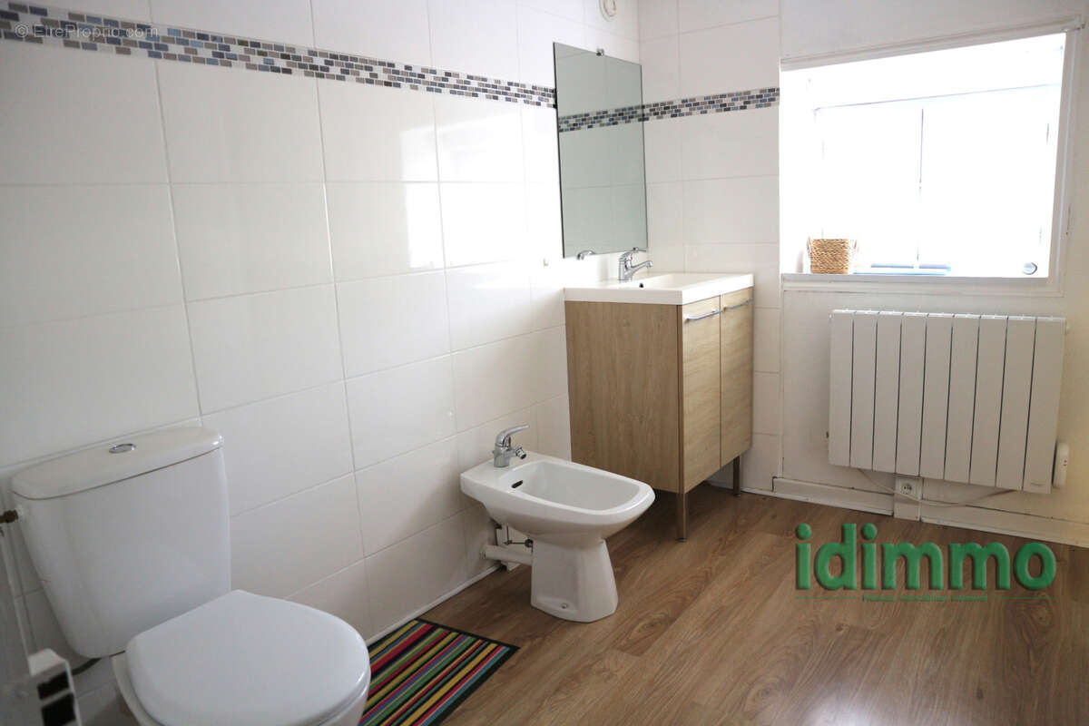 Belle maison en bon etat general de 100 m2 sur un terrain clos de 115 m2. centre bourg a proximite des commerc - photo 17