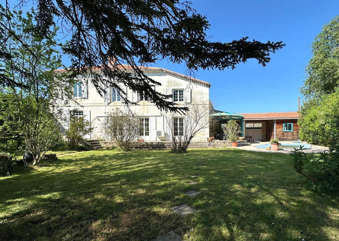 FACADE sud - Maison à VIC-FEZENSAC