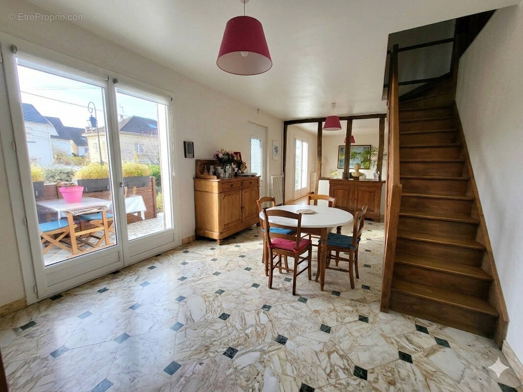 Maison à LES CLAYES-SOUS-BOIS