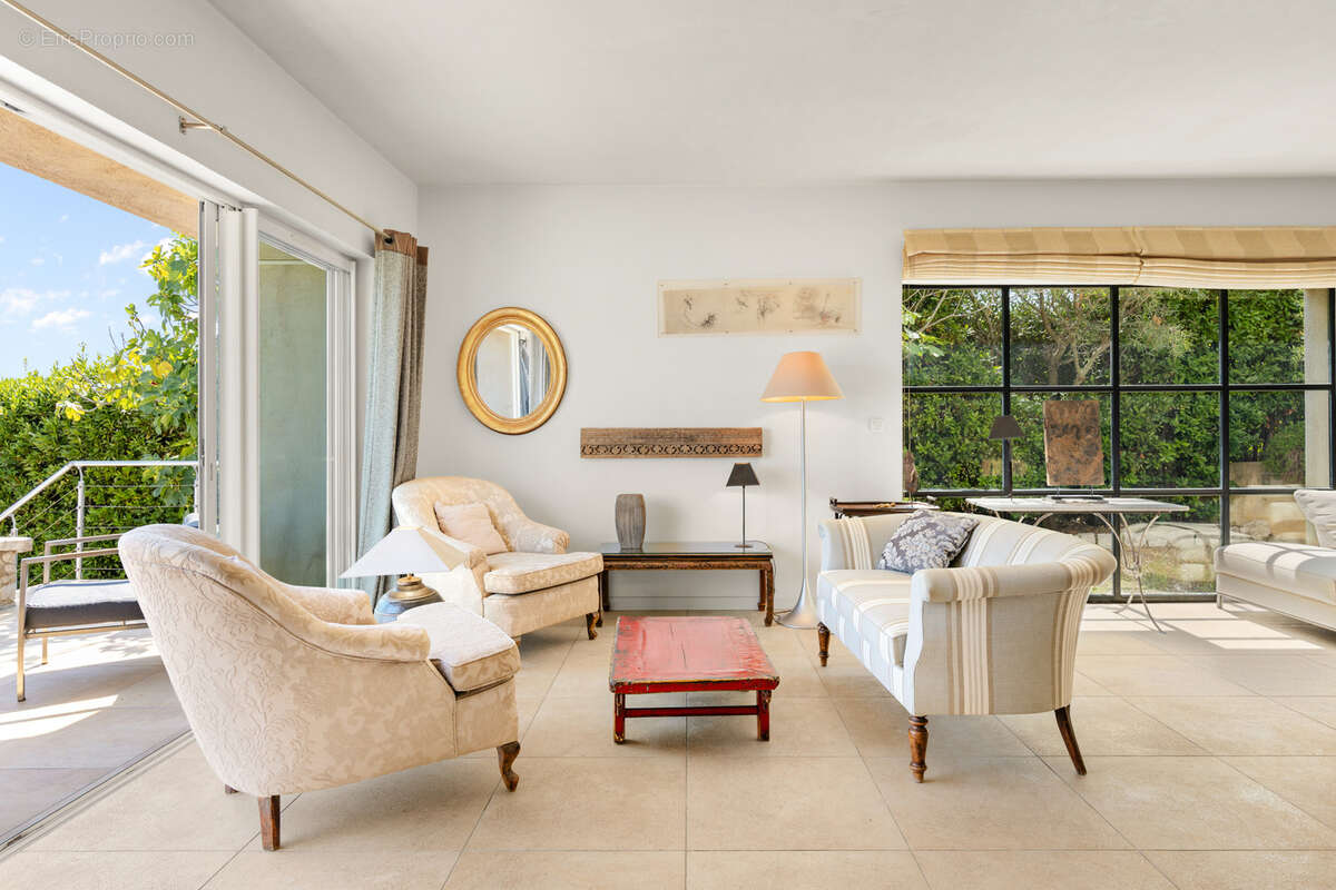 TOURRETTES-SUR-LOUP — Villa d'exception avec vue mer panoramique - photo 4