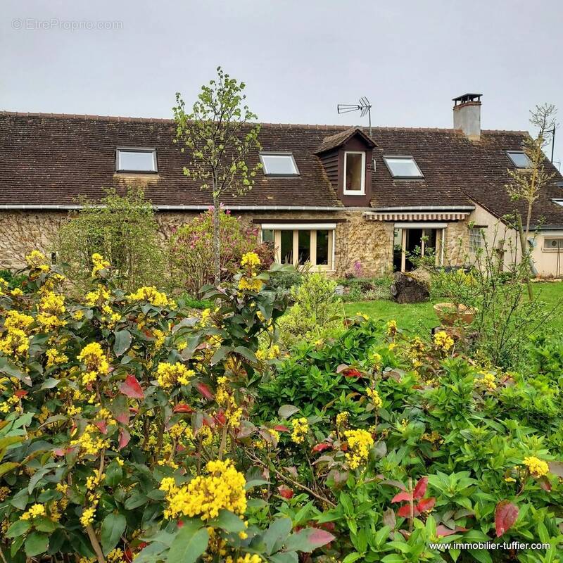 Maison à NEUVILLE-SUR-SARTHE
