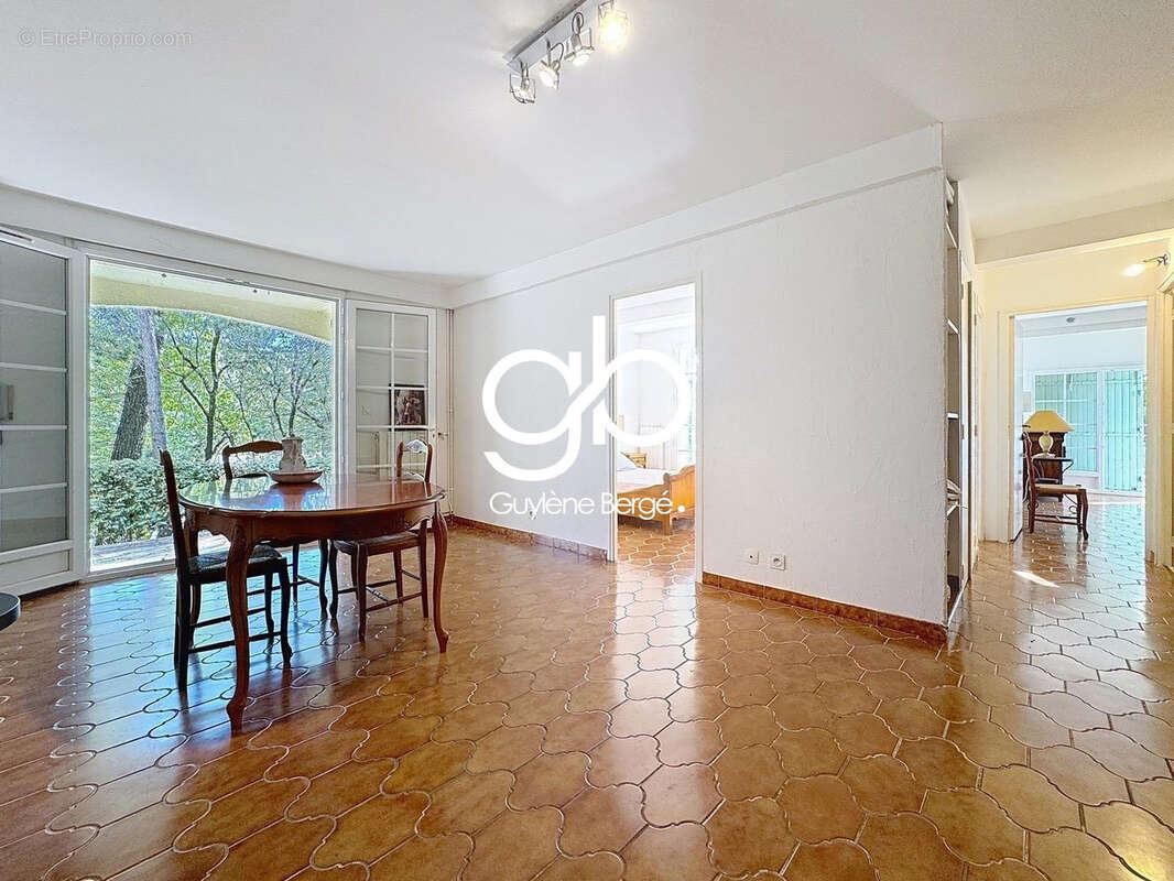 Maison à SAINT-CLEMENT-DE-RIVIERE