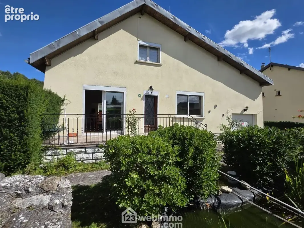 Du charme et du potentiel pour cette maison à rénover, avec commodités de plain-pied