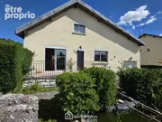 Du charme et du potentiel pour cette maison à rénover, avec commodités de plain-pied - Maison à CHAILLEVOIS