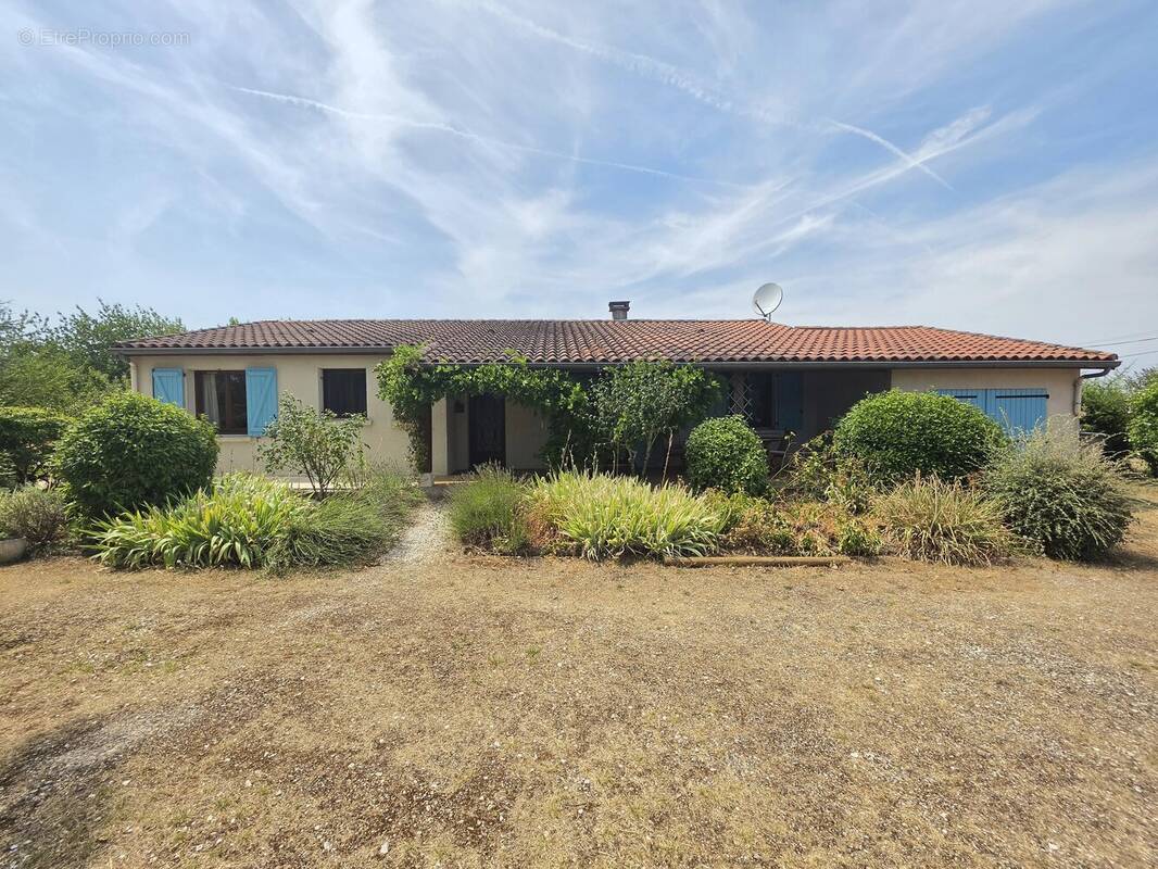 Maison de plain-pied avec piscine, garage et jardin clos à proximité de Montaigu-de-Quercy - photo 1