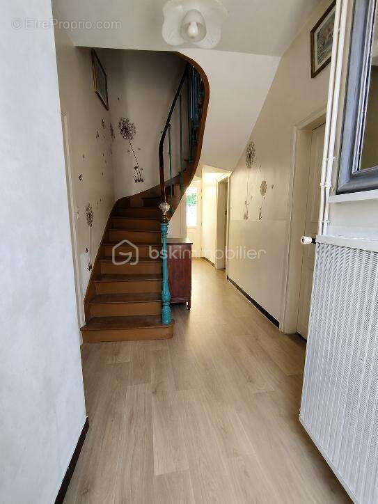 Maison familiale de 127 m² avec jardin et cour - photo 2