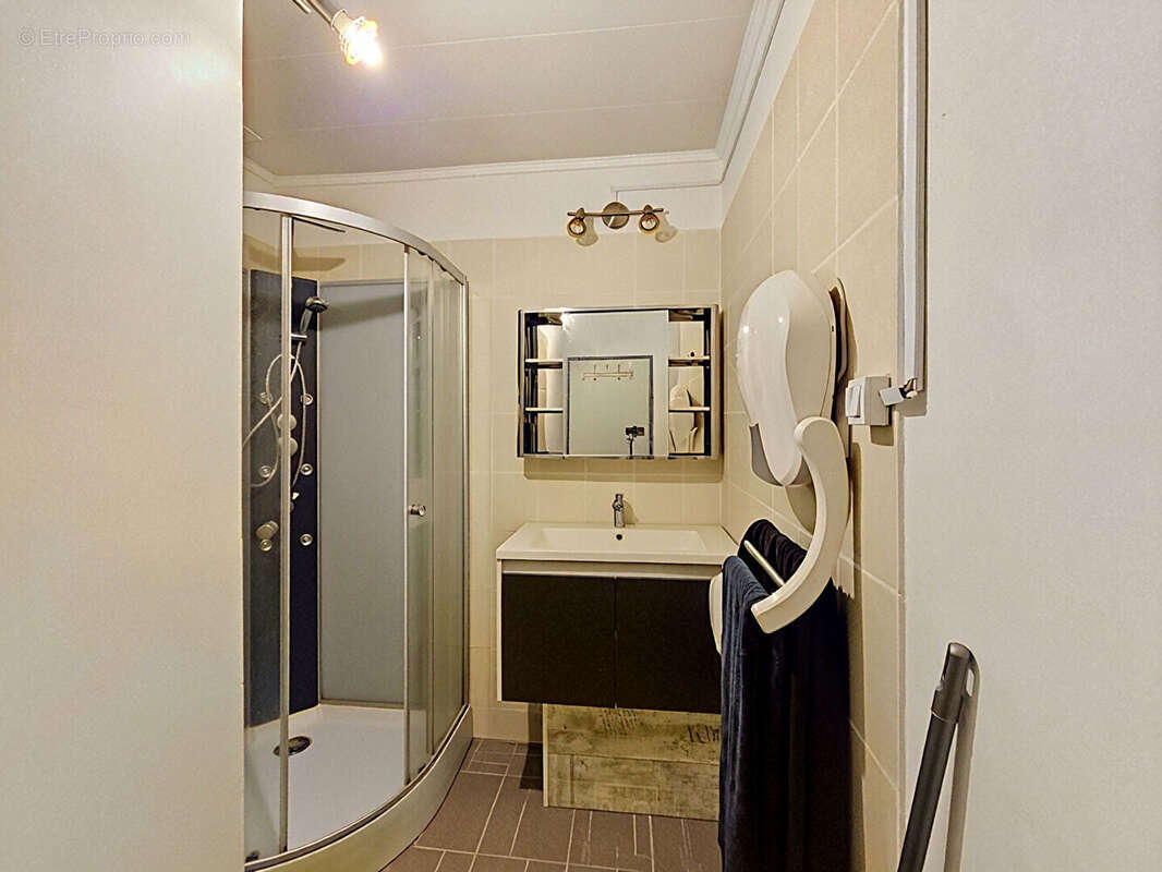 Maison familiale avec grange de 130 m², dépendances et terrain de 1 282 m² - photo 8