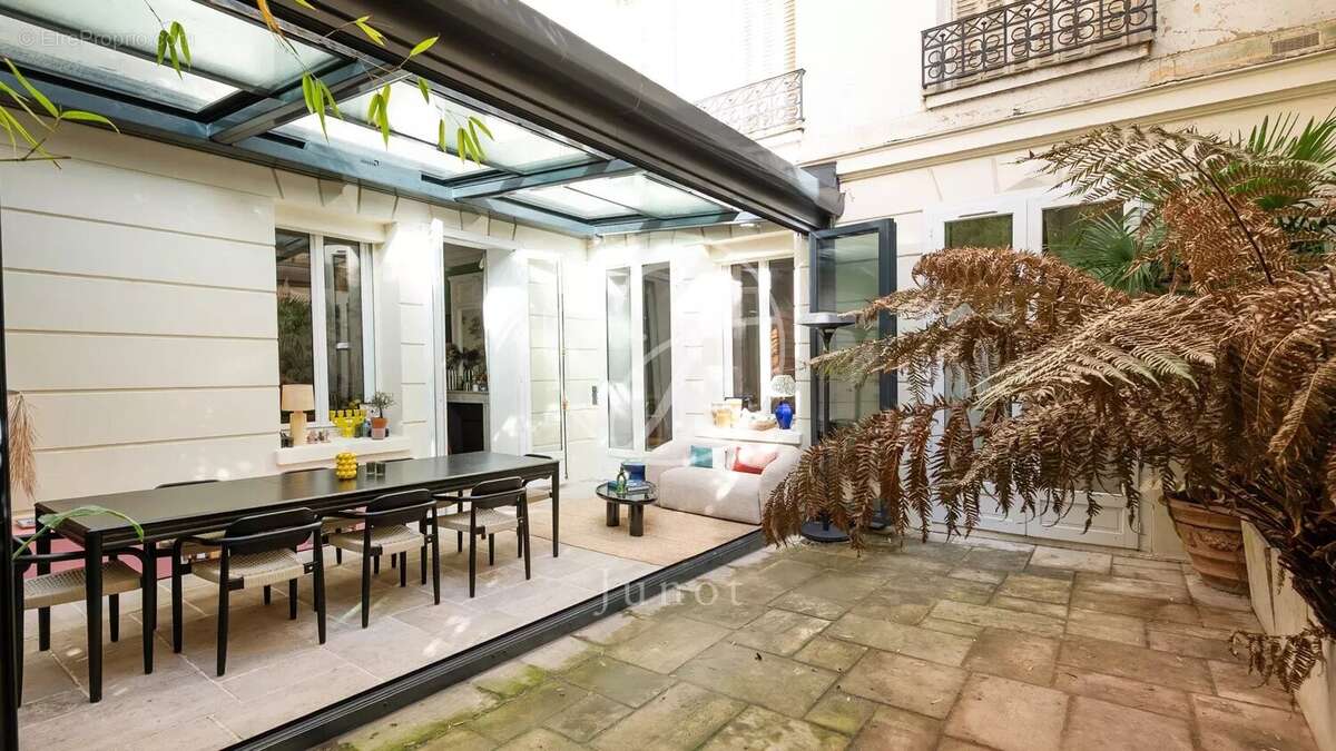 Appartement à PARIS-16E