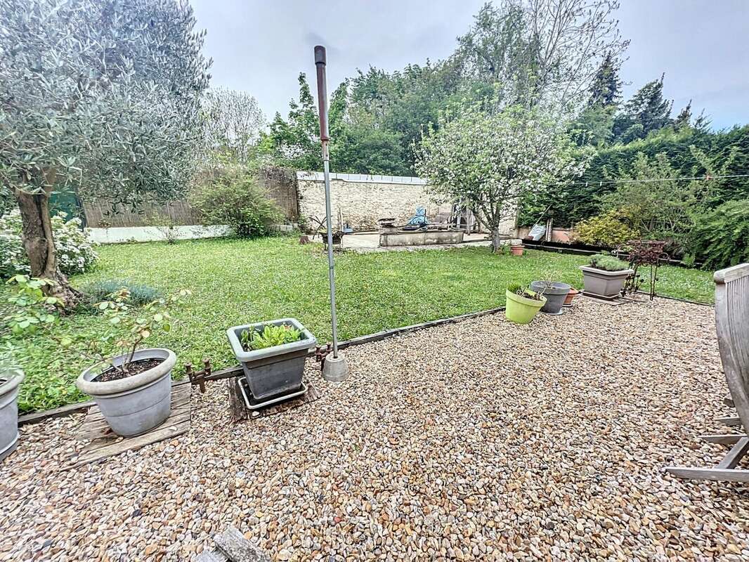 Maison à MARNES-LA-COQUETTE