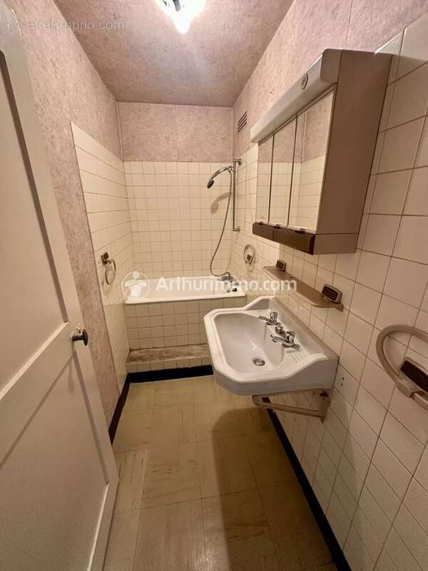 Ensemble immobilier avec local commercial, habitation et garages – Idéal investisseur - photo 14