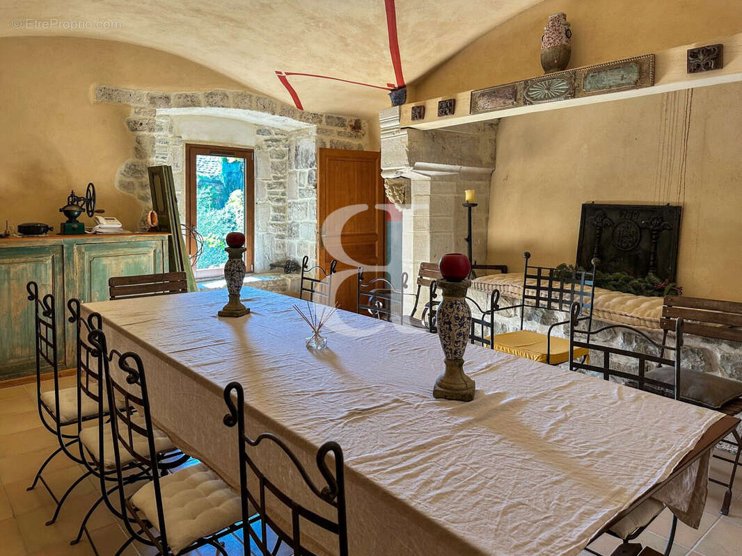 Maison 337 m² à La Begude-De-Mazenc  - photo 6