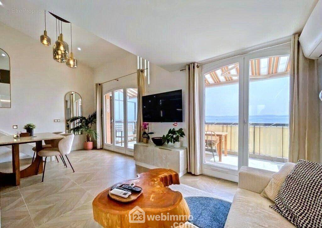 Lumineux séjour face à la mer, ouvrant sur une terrasse ensoleillée avec vue imprenable sur le golfe de Saint-Tropez. - Appartement à SAINTE-MAXIME