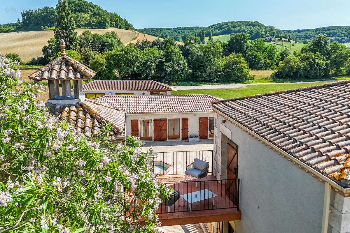 Stunning country property with guest annexes, garaging, pool and land - photo 4