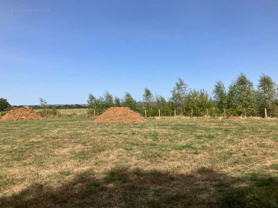Terrain 572 m² à Arpajon-Sur-Cere  - photo 3