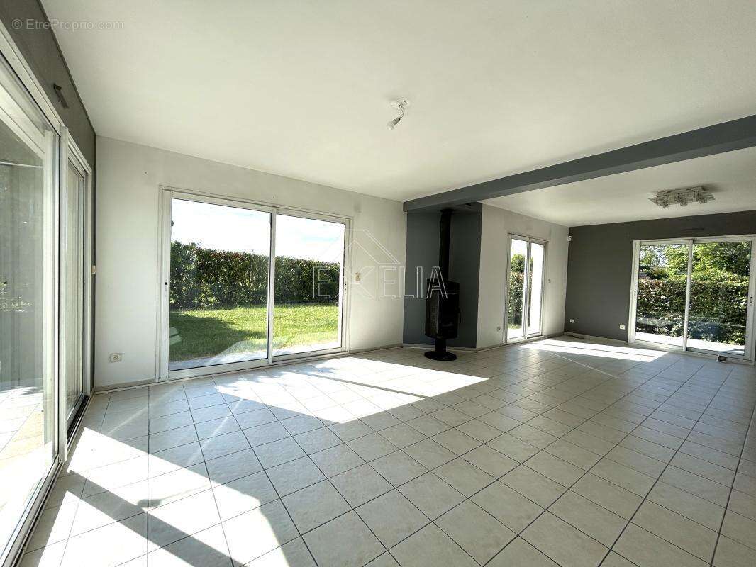 Maison récente 7 pièces 150 m² avec double garage, dépendance, box à chevaux et grand jardin de 1685 m² à Villegats - photo 7