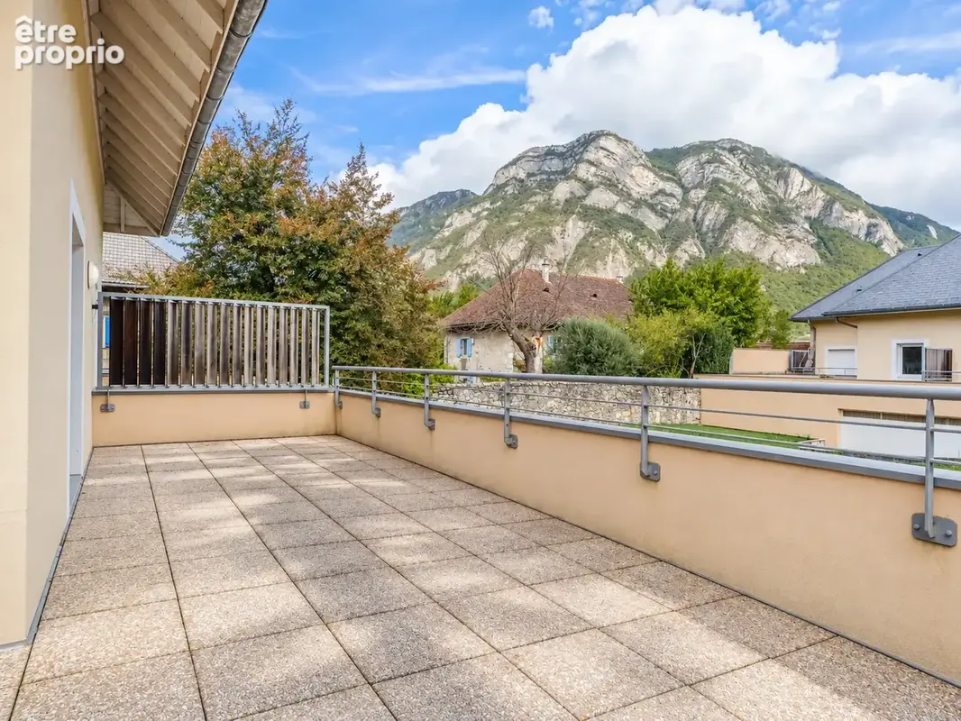 Jolie t3 duplex avec spacieuse terrasse de 38,80 m2, cave et garage - francin ! - photo 2