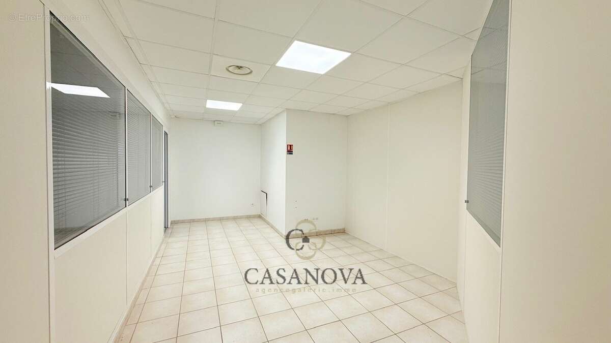 Immeuble de 800 m² avec potentiel de transformation en habitation à Lattes - photo 9