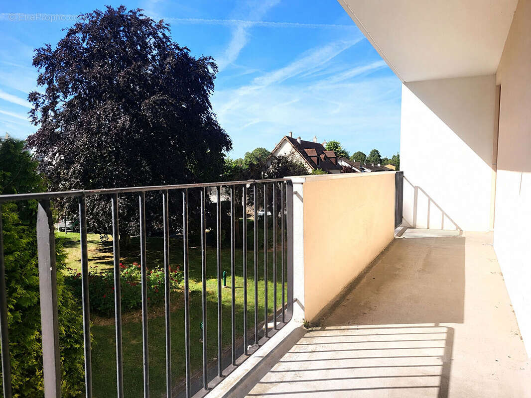 Appartement à LES CLAYES-SOUS-BOIS